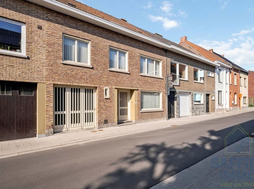 In de    te Kuurne vind je deze     met maar liefst  , een  , een   én een   .&lt;br /&gt;
Gelegen     , op wandelafstand van winkels, cafés, restaurants en