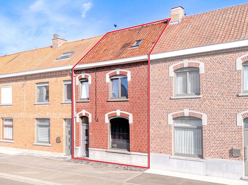 A proximité du centre du village d&#039;Estaimbourg, lAgence Leclercq vous propose cette sympathique maison 2 chambres avec garage et jardin.&lt;br /&gt;
La mais