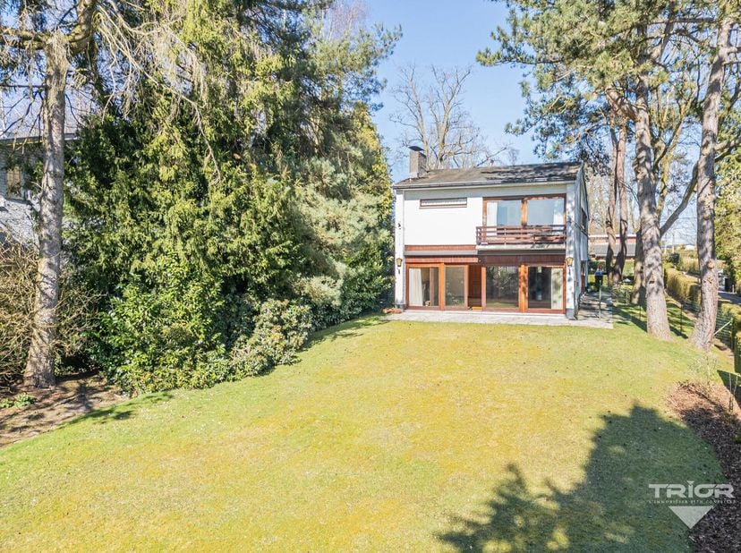TRIOR Waterloo a le plaisir de vous proposer cette villa à rénover, sise dans le quartier recherché &quot;Sept Fontaines&quot; à la frontière avec Rhode-Saint-G