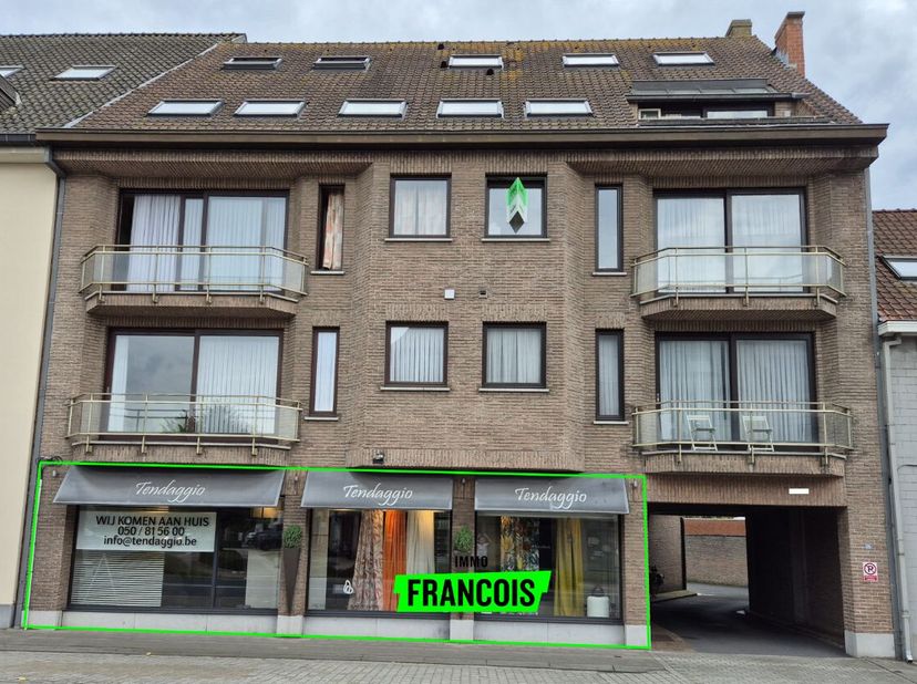 Au cur vibrant d&#039;Oostkamp, près de Bruges et avec un accès facile à l&#039;E40, se trouve ce local commercial d&#039;environ 114 m². Grâce à son emplacement str