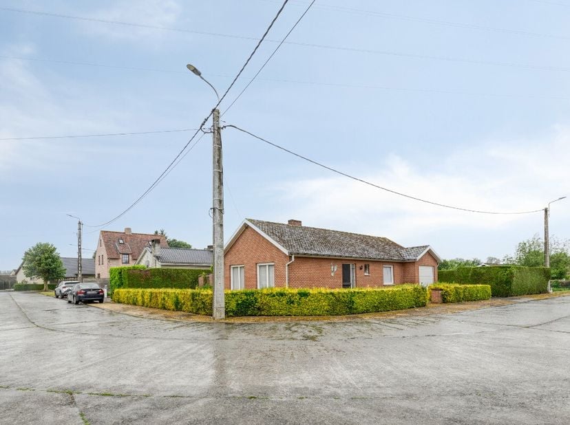 Deze alleenstaande woning ligt in een doodlopende straat, een uiterst rustige ligging in Waregem. De woning bestond vroeger uit 3 slaapkamers en werd