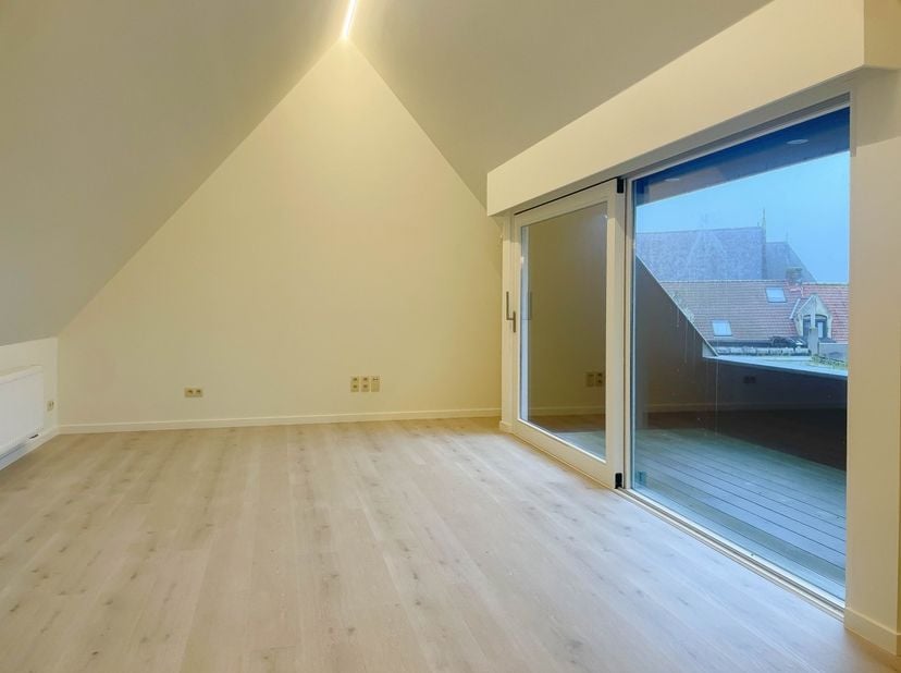 Duplex moderne avec deux chambres et un garage à louer au centre de la ville de Veurne. Situé au 2e étage avec ascenseur.&lt;br /&gt;
Disposition : entrée,