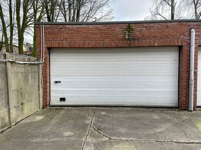 Bent u op zoek naar een ruime en veilig gelegen garagebox in Merksem? Op Rietschoorvelden 77 bieden wij een extra grote garagebox van ca. 43 m² te koo