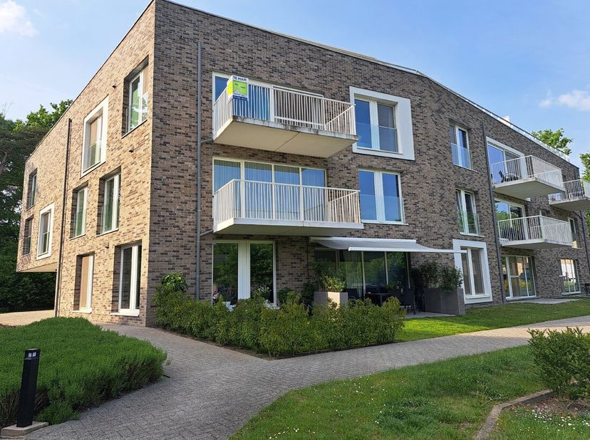 Dit mooie appartement op de 2de verdieping bestaat uit een inkomhal, living, keuken, badkamer, toilet, 2 slaapkamers, een kelderberging en autostandpl