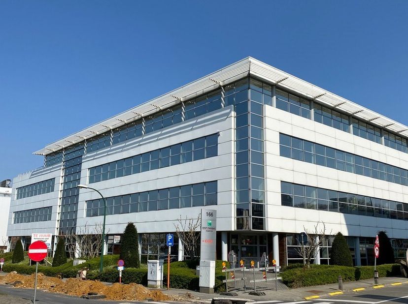 1077m² kantoorruimte op 1ste verdieping (opsplitsbaar vanaf 445m²)&lt;br /&gt;
Ligging: vlakbij afrit E19; bushalte op wandelafstand&lt;br /&gt;
Specificaties: al
