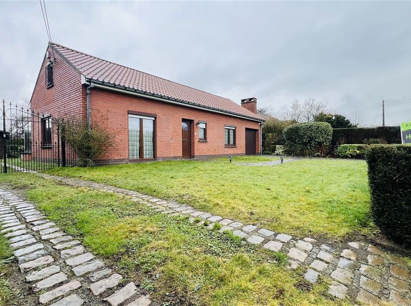 Venez découvrir cette charmante villa de semi plain-pied, idéalement située en plein coeur du village !&lt;br /&gt;
À proximité immédiate de toutes les comm