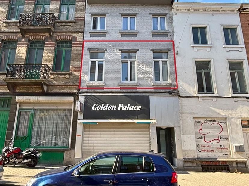 IGL presenteert u dit gerenoveerd appartement, gelegen op het de 1e verdieping in Vorst. Dit appartement biedt een sfeervolle woonkamer, een gedeeltel