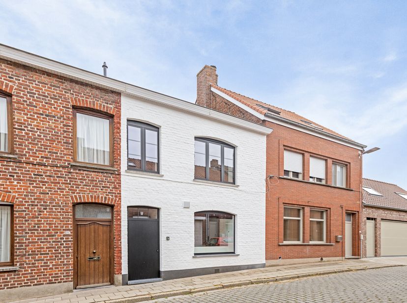 Cette maison à vendre dans la Boomgaardstraat 33 à Poperinge est située au calme tout en étant à quelques pas du centre. La maison a été rénovée de la