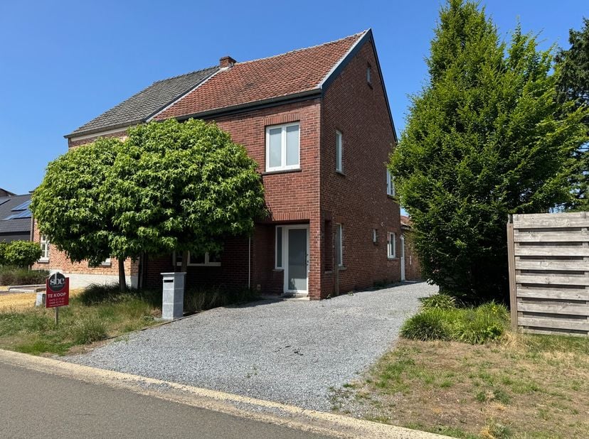 Zeer goed gelegen, instapklaar woonhuis met 3 of 4 slaapkamers en tuin&lt;br /&gt;
&lt;br /&gt;
Indeling gelijkvloers: inkomhal met trap naar verdiepingen, gasten