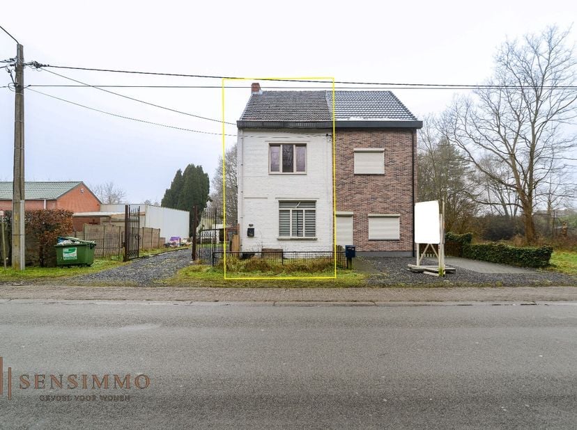 Bent u op zoek naar een woning met mogelijkheden? Deze halfopen bebouwing, gelegen op een mooi perceel van 4a 84ca in Leopoldsburg, biedt een uitsteke