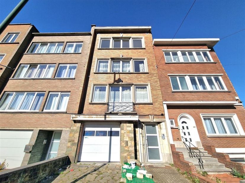 Vlakbij het Schweitzerplein, prachtig appartementengebouw van ongeveer 380 m² bestaande uit 4 eenheden (1 garage/werkplaats, 1 appartement met 2 slaap