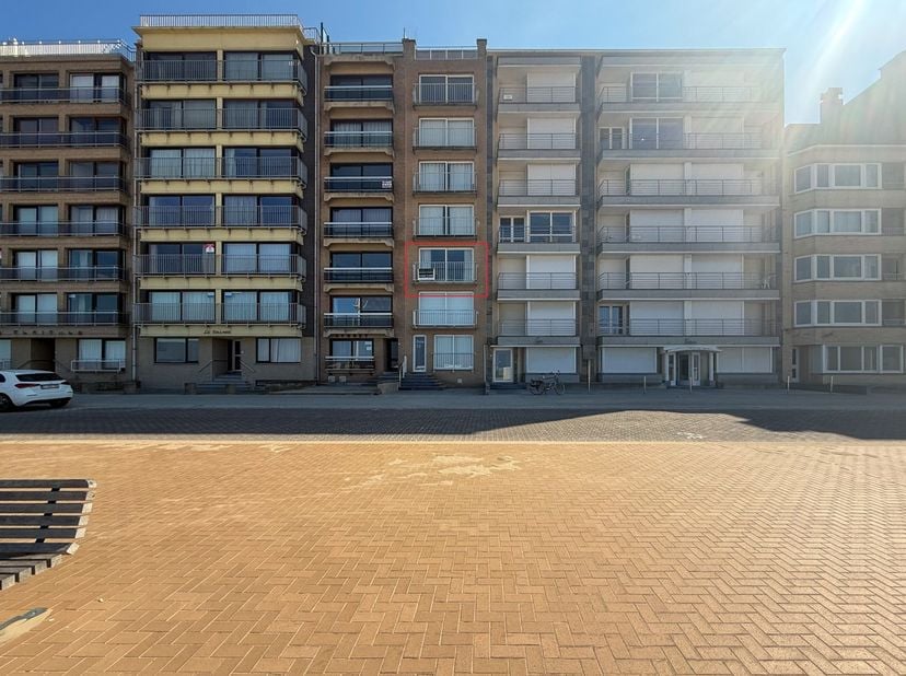 De verzorgde inrichting met optimaal gebruiksgemak en zicht op zee creëert direct een aangename vakantiesfeer.&lt;br /&gt;
De woonkamer met schuifraam biedt