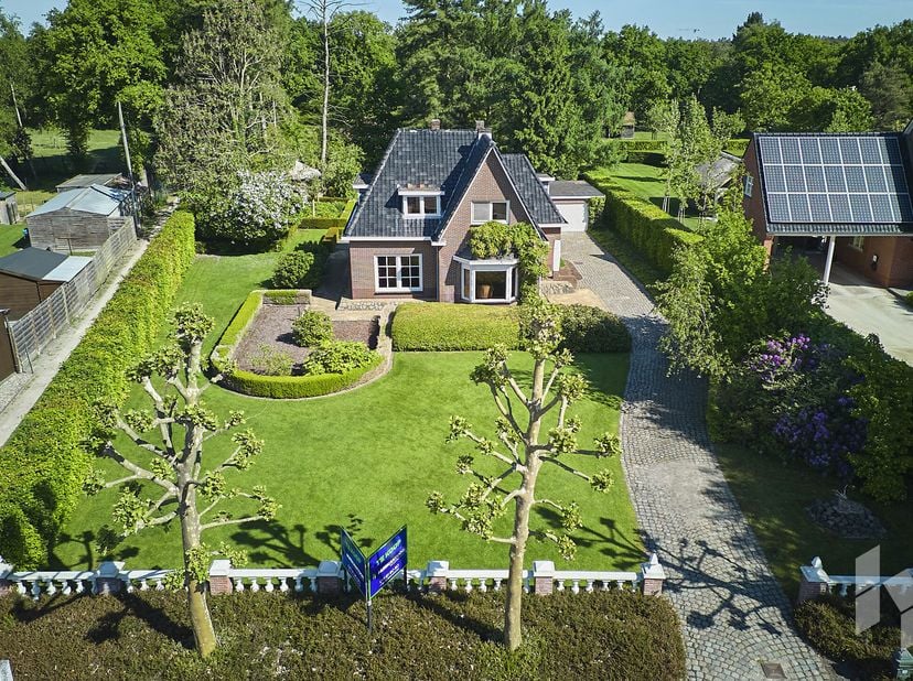 Rustig gelegen, charmante woning (189 m²) met 3 slaapkamers, 2 badkamers, een veranda en garage op een uitzonderlijk perceel van 1992 m².&lt;br /&gt;
Buiten