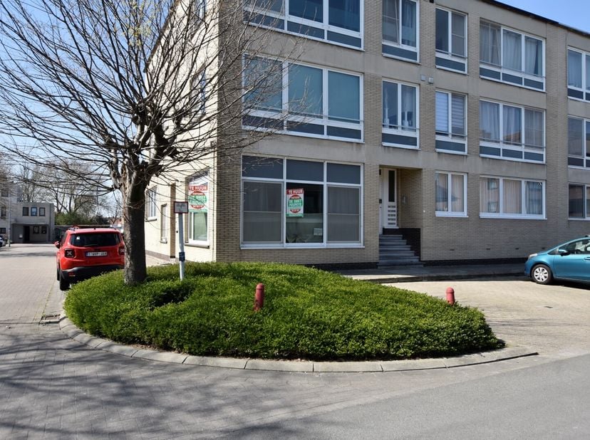 Dit gemeubeld appartement is gelegen op toplocatie te Sint-Kruis. Vlakbij kwalitatieve handelszaken, openbaar vervoer en op een steenworp van centrum