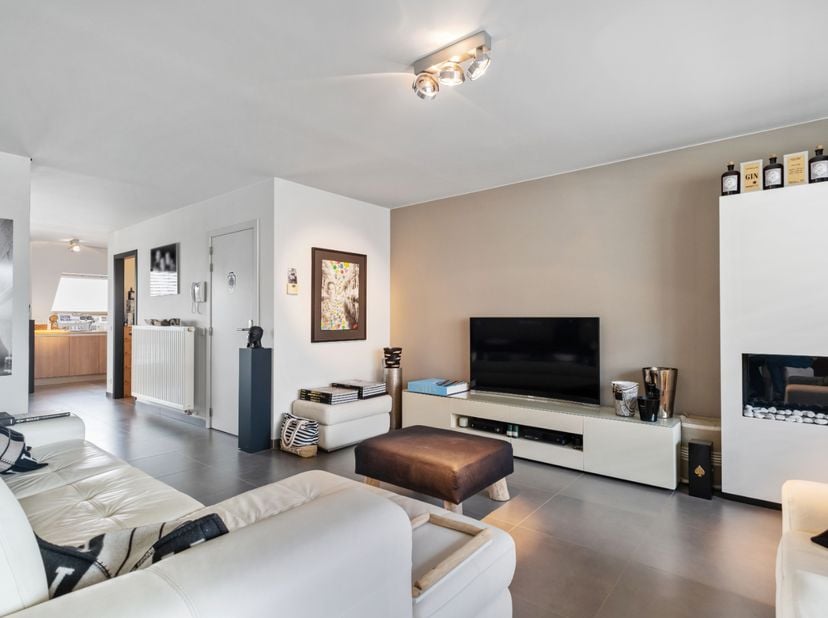 Dit instapklaar duplexappartement biedt de perfecte combinatie van comfort, moderne afwerking en een ideale ligging. Het appartement beschikt over dri