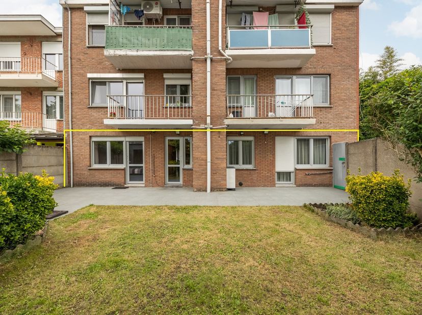 Te renoveren uniek gelijkvloersappartement met 2 à 3 slaapkamers, tuin en mogelijkheid tot aankoop garage.&lt;br /&gt;
Ontdek dit rustig gelegen, ruime en u