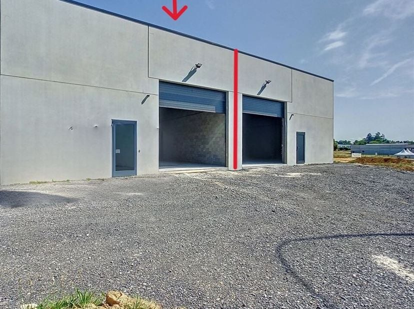Nieuw magazijn van 100 m² te huur in Dinant, ideaal ontworpen voor opslag of elke andere activiteit die een functionele, veilige en moderne ruimte ver
