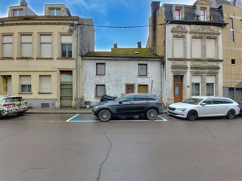W Immobilière vous propose à Arlon, une maison 2 façades à rénover complètement au coeur du centre-ville. Le bien se compose comme suit: niveau RDC: h