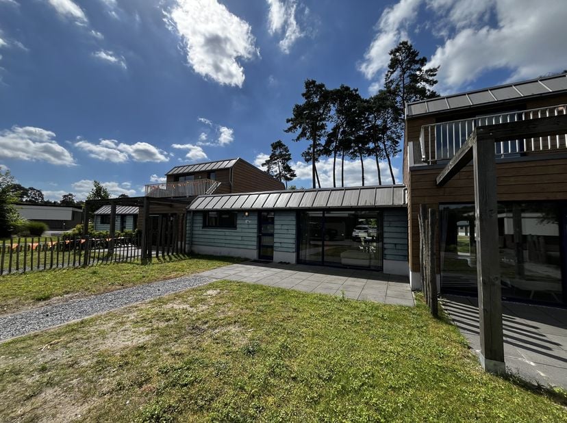 Gelegen in de Antwerpse Kempen op resort Zilverstrand een prachtige geschakelde (gelijkvloerse) bungalow. Het betreft stenen bouw op 250m2 eigen grond