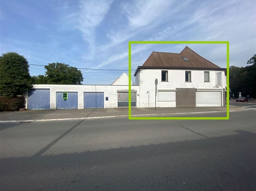 Ancien immeuble commercial à rénover idéalement situé sur la place de la Bourgogne, en face du château d&#039;Estaimbourg, bénéficiant d&#039;une visibilité opt