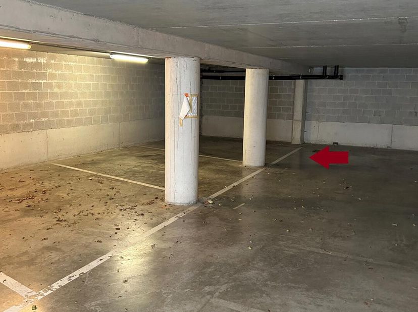 IXELLES - Emplacement de parking sécurisé et couvert, en fond de cour idéalement situé dans le quartier du Châtelain. Pas de charges. Possibilité de b