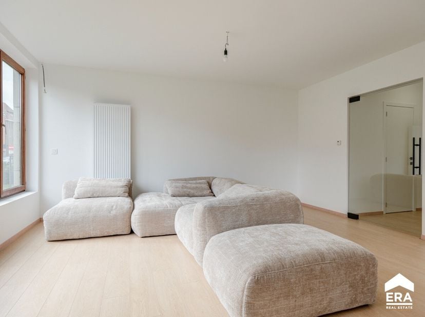 Instapklaar én lichtrijk appartement met 2 slaapkamers, gelegen op enkele minuutjes van het stadscentrum, volledig gerenoveerd in 2025.Voor meer infor