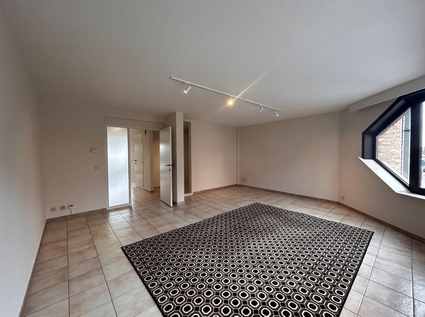 ONGEMEUBELD - 3 volwaardig slaapkamer appartement(duplex) met ruim terras gelegen in hart van oud-Knokke op wandelafstand van de Lippenslaan en groent