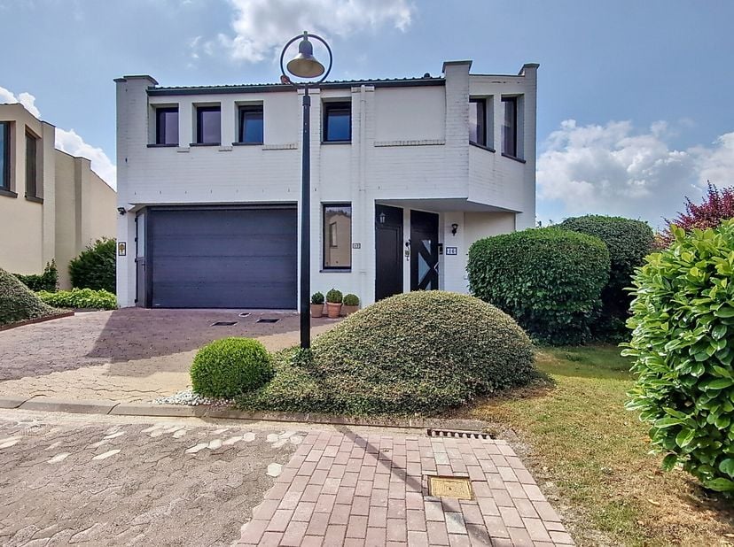 Waterloo, aan het einde van een rustige, besloten omheining dichtbij alle voorzieningen, een zeer mooie duplex met 2 slaapkamers op de eerste verdiepi