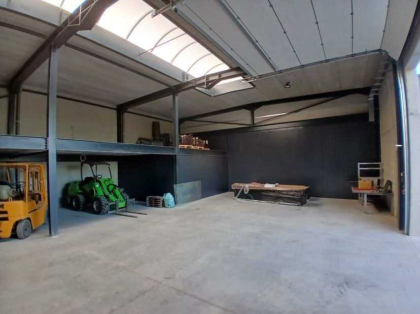 Degelijke, recente loods.&lt;br /&gt;
De nieuwbouw-wanden zijn opgebouwd uit prefab-beton (isolatie 10 cm PIR); de dakstructuur is eveneens in beton (evenee