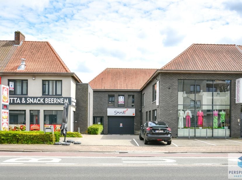 Uiterst goed gelegen polyvalente bedrijfsgebouw met 11 kantoorruimtes en een bruikbare vloeroppervlakte van 685m², vlakbij de op-en afrit van de de au