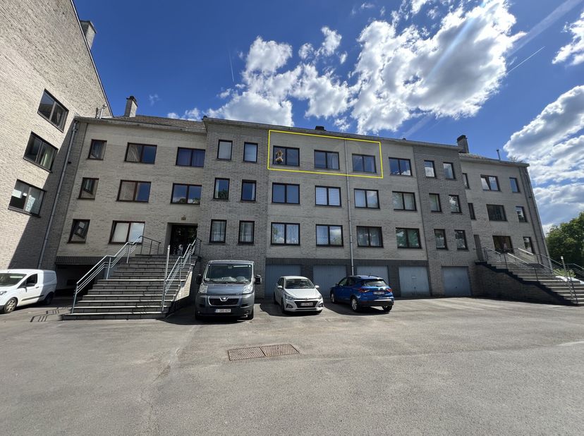 Spacieux appartement entièrement rénové situé au calme sur les hauteurs de Bomal (Durbuy).&lt;br /&gt;
Cet appartement spacieux dispose également d&#039;un garag