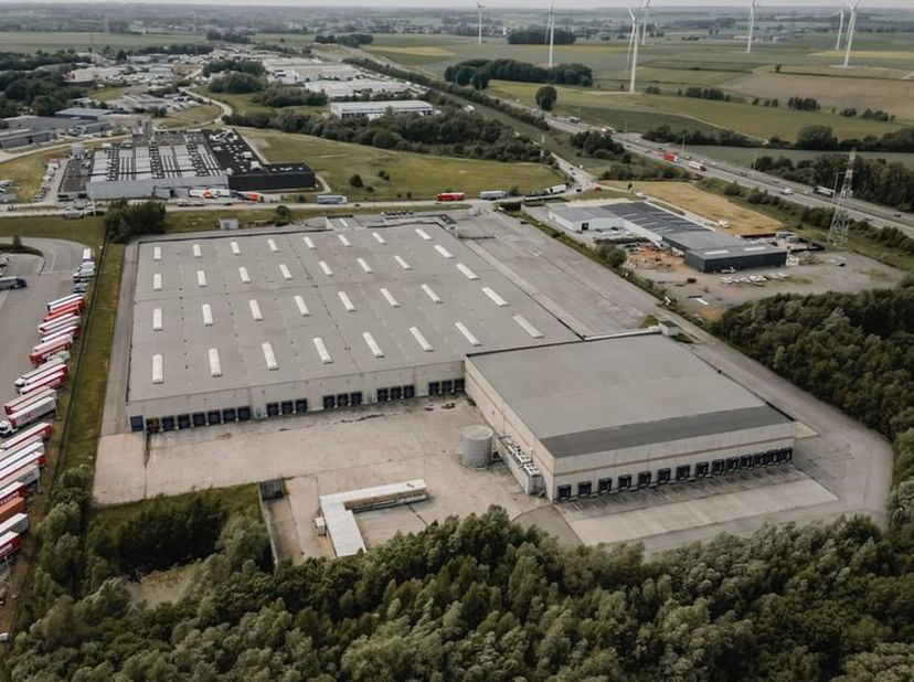 Logistieke toplocatie met 82 laadkades, 2.141 m² kantoren, ruime parkeermogelijkheden en flexibele indeling. Perfect voor bedrijven die snelheid, bere