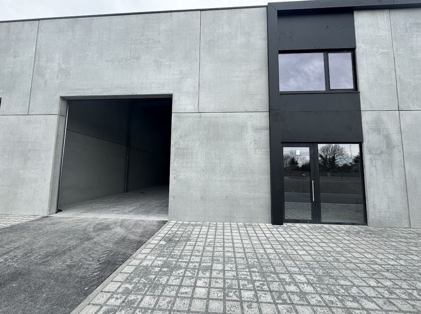 Unité PME située au centre, à deux pas de l&#039;entrée et de la sortie de l&#039;E40 à Oudenburg.&lt;br /&gt;
Caractéristiques:&lt;br /&gt;
- Unité PME (entrepôt avec sect
