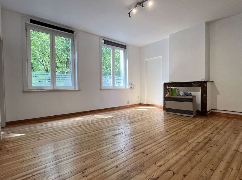 Bel appartement de +/- 60m² idéalement situé proche du centre ville de Tournai.&lt;br /&gt;
Le bien au 1er étage sans ascenseur comprend : un hall d&#039;entrée