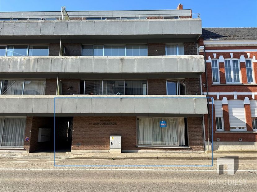 Gelijkvloers appartement met drie slaapkamers, ruime living, badkamer met ligbad en lavabo, aparte keuken, kelder (K2) en gesloten garagebox (nr. 2).&lt;