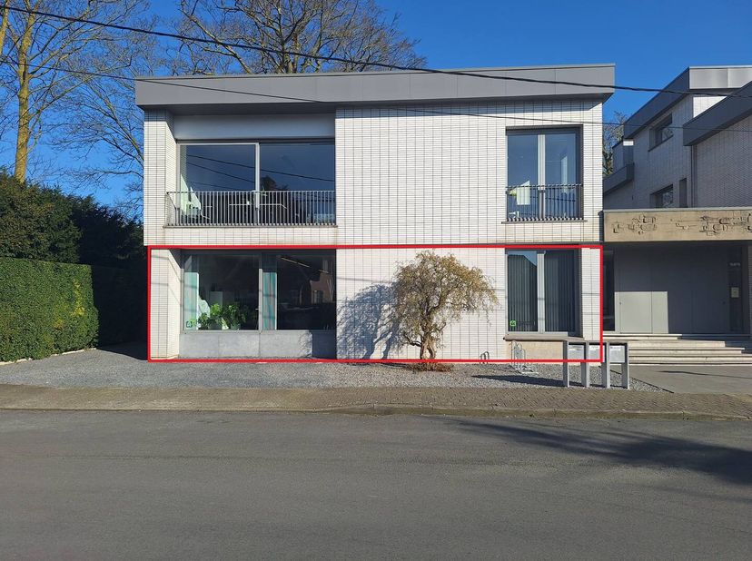 Bureau prêt à louer d&#039;environ 151 m² dans un bâtiment majestueux situé au centre de Roeselare, entouré de verdure et équipé d&#039;une cour avec un étang.&lt;