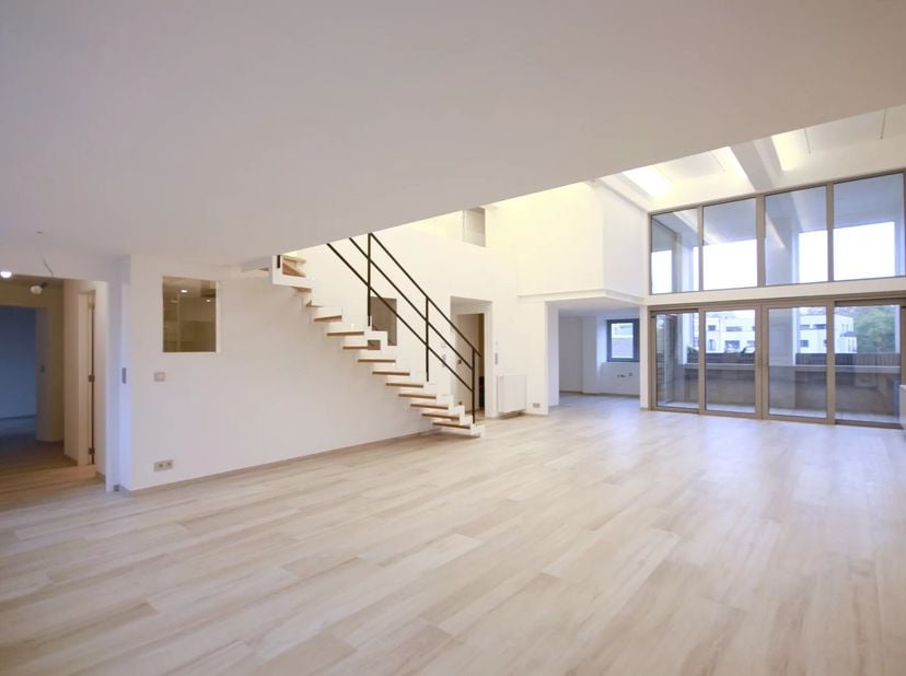 Hall d&#039;entrée avec vestiaire et toilette séparée, espace de vie avec terrasse ouest de ± 12m², 1 chambre avec espace dressing, salle de bain, douche e
