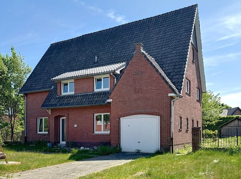 BENEDENVERDIEPING&lt;br /&gt;
Inkomhal: met houten trap naar verdieping en aparte WC 1&lt;br /&gt;
Aparte WC 1&lt;br /&gt;
Woonkamer: met inbouwcasette en zicht op voor