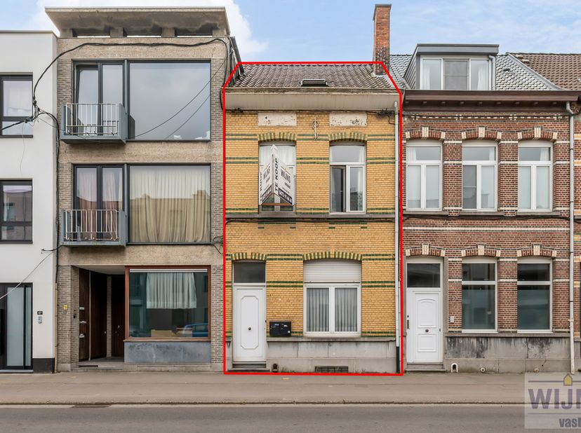 KORTE INLEIDING&lt;br /&gt;
Deze ruime woning met charmante gevel is gelegen op een belangrijke invalsweg van en naar Lier centrum en bestaat op dit moment