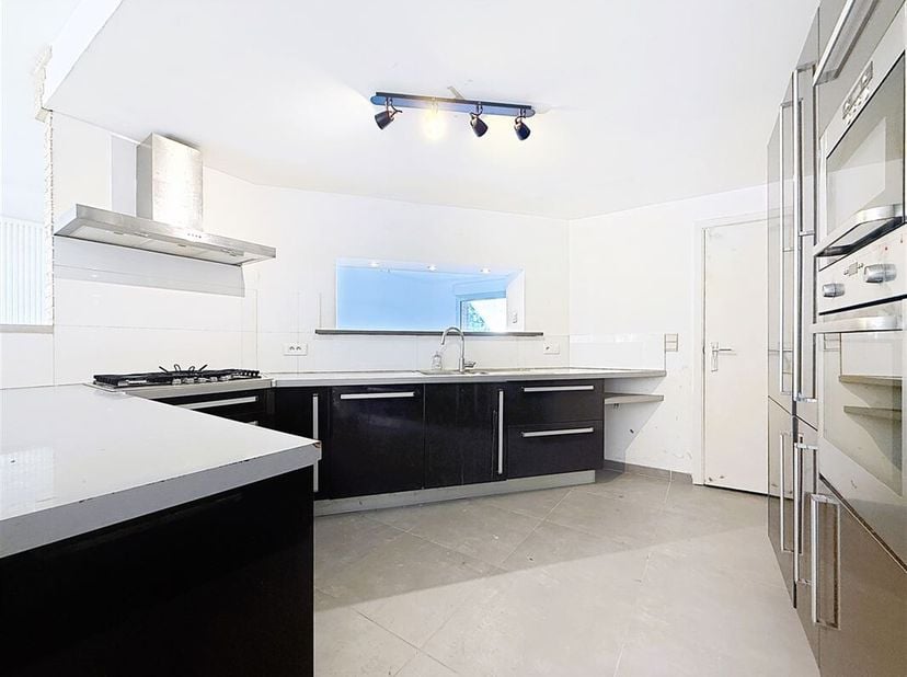 Charmante woning gelegen in de Dronckaerstraat, in het aangename en rustige stadje Rekkem.&lt;br /&gt;
Deze woning verwelkomt u met een inkomhal, een gezell