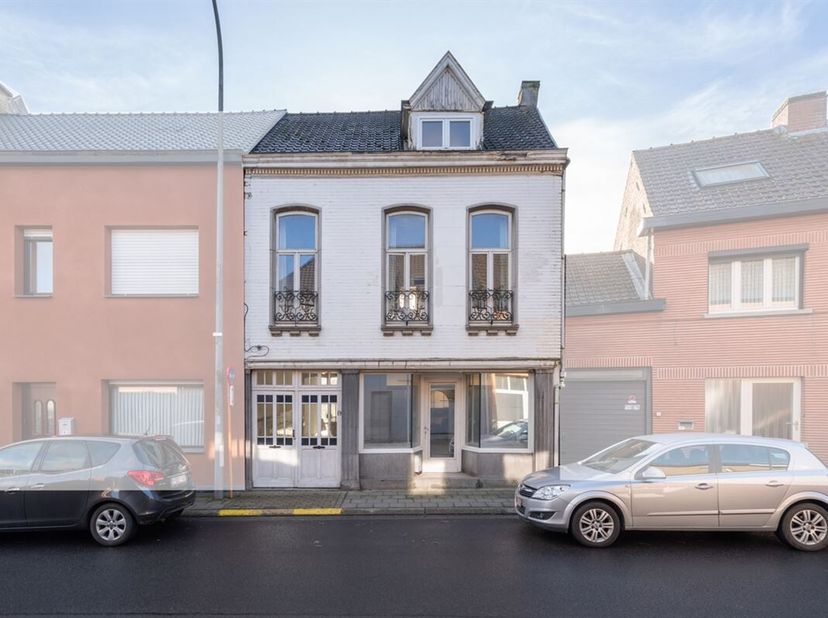 A OOSTERZELE - SCHELDEWINDEKE, à proximité immédiate de la GARE, sur la STATIONSSTRAAT, nous vous proposons ce charmant IMMEUBLE FERMÉ à rénover.&lt;br /