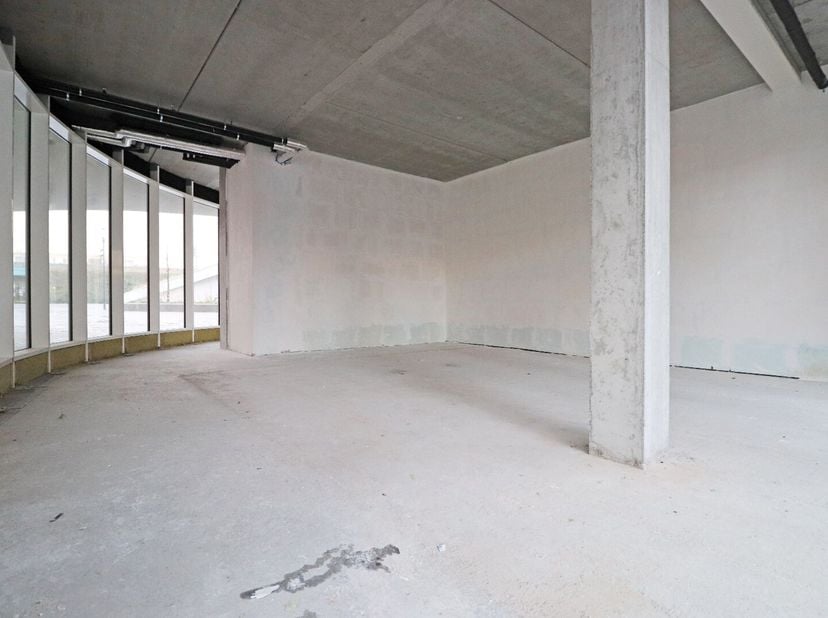 Deze uiterst commerciële ruimte (123 m²) maakt deel uit van het nieuwe project &quot;Roelevard&quot; in hartje Roeselare.&lt;br /&gt;
Ideaal gelegen nabij het station