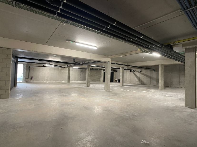 Deze ondergrondse staanplaatsen zijn gelegen op niveau -1 binnen residentie ROAN (te bereiken met autolift). Deze residentie geniet van een gunstige l
