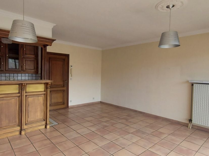 Zongericht , centraal gelegen appartement met 2 slaapkamers te huur te Koksijde.&lt;br /&gt;
Indeling: ruime living met open  keuken , badkamer met ligbad,