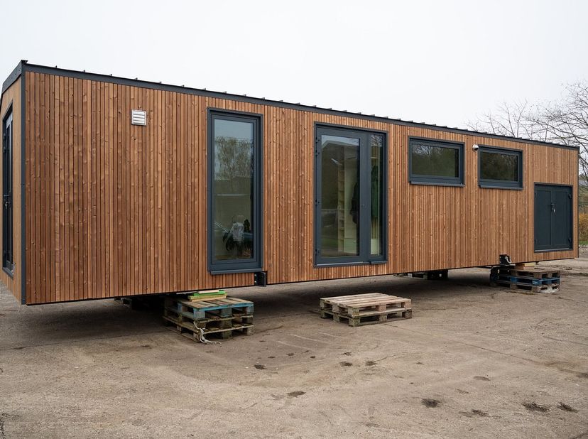 Te koop: uniek tiny house – zorgeloos en instapklaar&lt;br /&gt;
Prijs: €140.000 (excl. verplaatsingskosten) &lt;br /&gt;
Zonder grond – volledig verplaatsbaar&lt;br