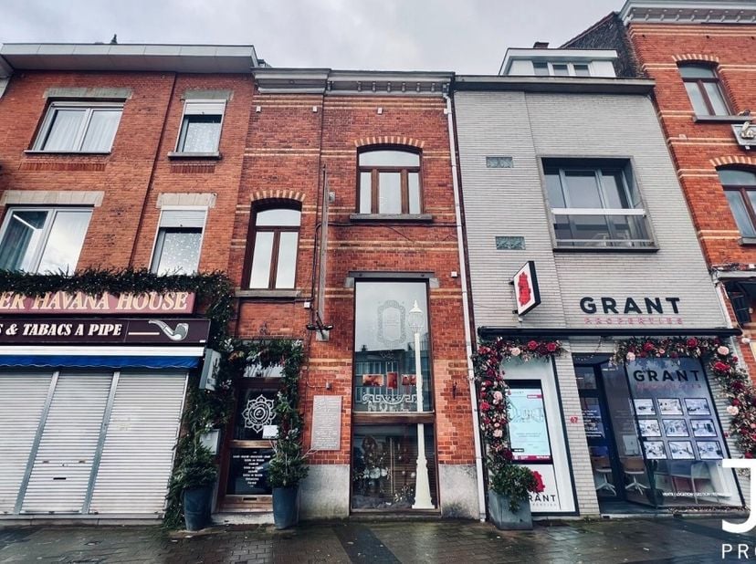--- Quartier Georges Henri ---&lt;br /&gt;
Situé sur une place commerçante, à l&#039;angle du Square Meudon, J&amp;J vous propose cet immeuble mixte de 160m² compren