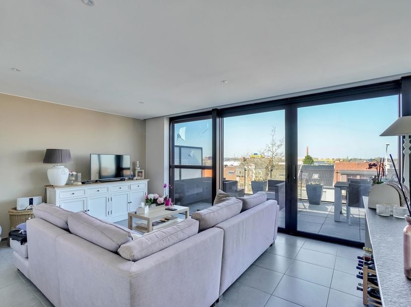Dit instapklare appartement met een bewoonbare oppervlakte van ca. 90 m² en 21 m² terras vind je terug op een van de invalswegen rond Hasselt, nl. op