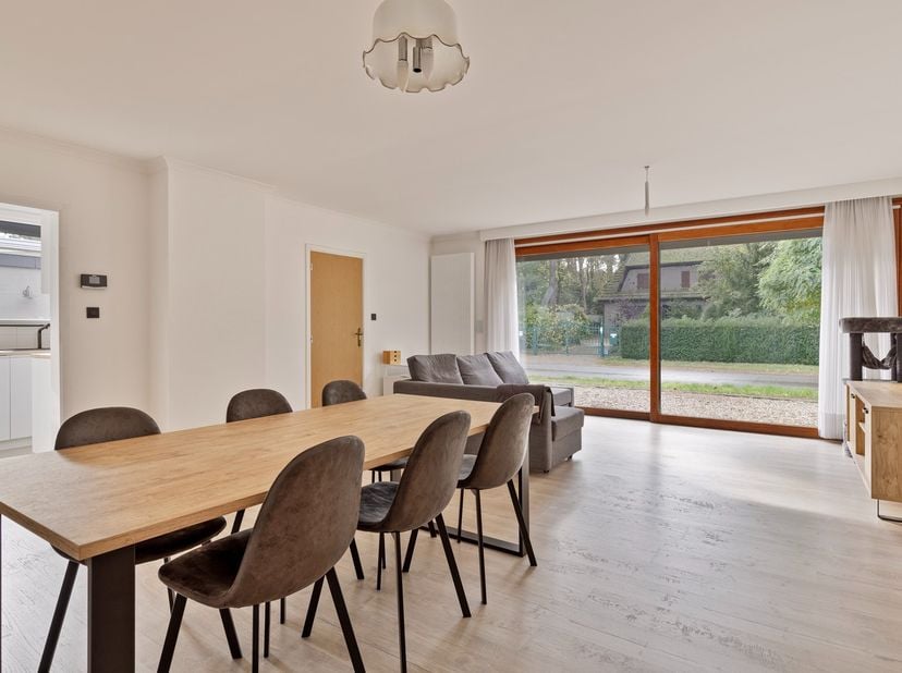 Aangename vernieuwde bungalow, gunstig gelegen in mooie straat nabij het centrum van Lommel. &lt;br /&gt;
&lt;br /&gt;
De afgelopen jaren werd de bungalow gemoder