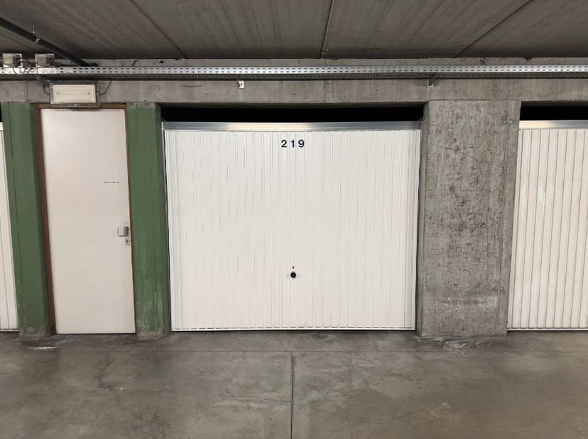 Deze ondergrondse garage (-2) met aanpalende berging is gelegen is het volle centrum van Waregem, tussen de Stormestraat en het zwembad.&lt;br /&gt;
Het bet
