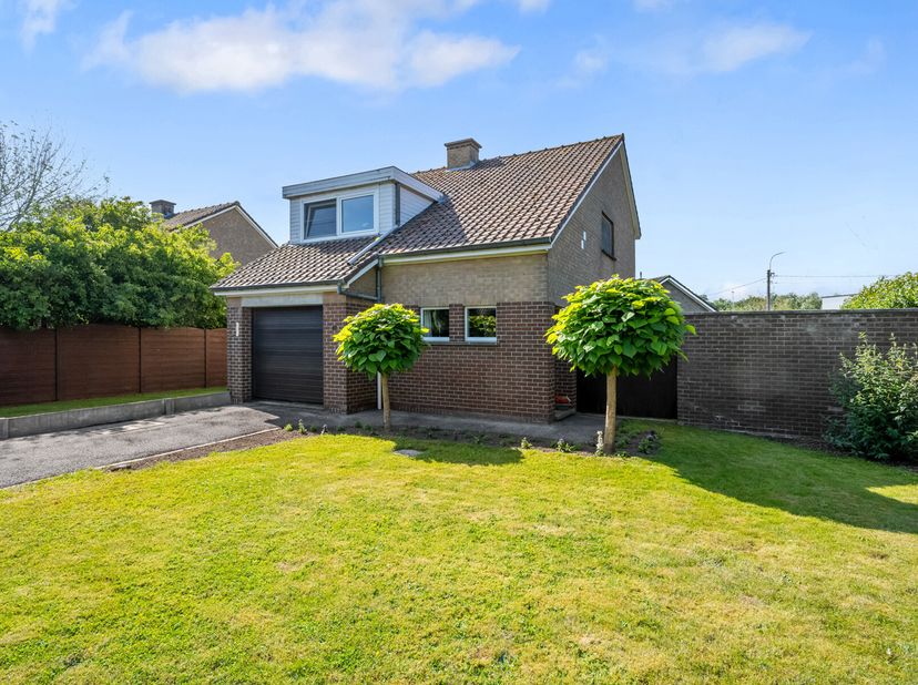 In een verkeersarme straat, en voldoende ver weg van drukke wegen vindt u deze charmante woning.&lt;br /&gt;
Van zodra u binnenkomt biedt de inkomhal toegan